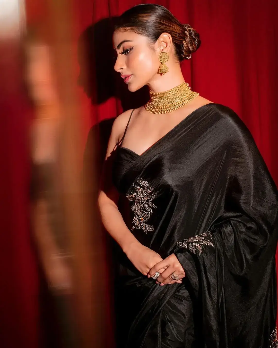 Indian TV Actress Mouni Roy in Sleeveless Black Saree